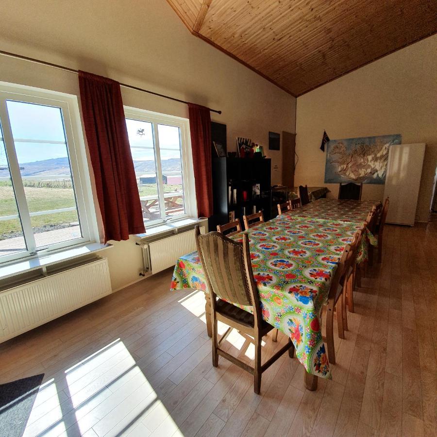 Hvammur 2 Guesthouse Red House ブリョンドゥオース エクステリア 写真