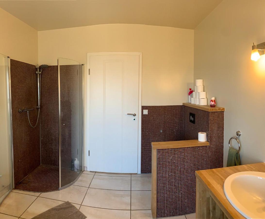 Hvammur 2 Guesthouse Red House ブリョンドゥオース エクステリア 写真