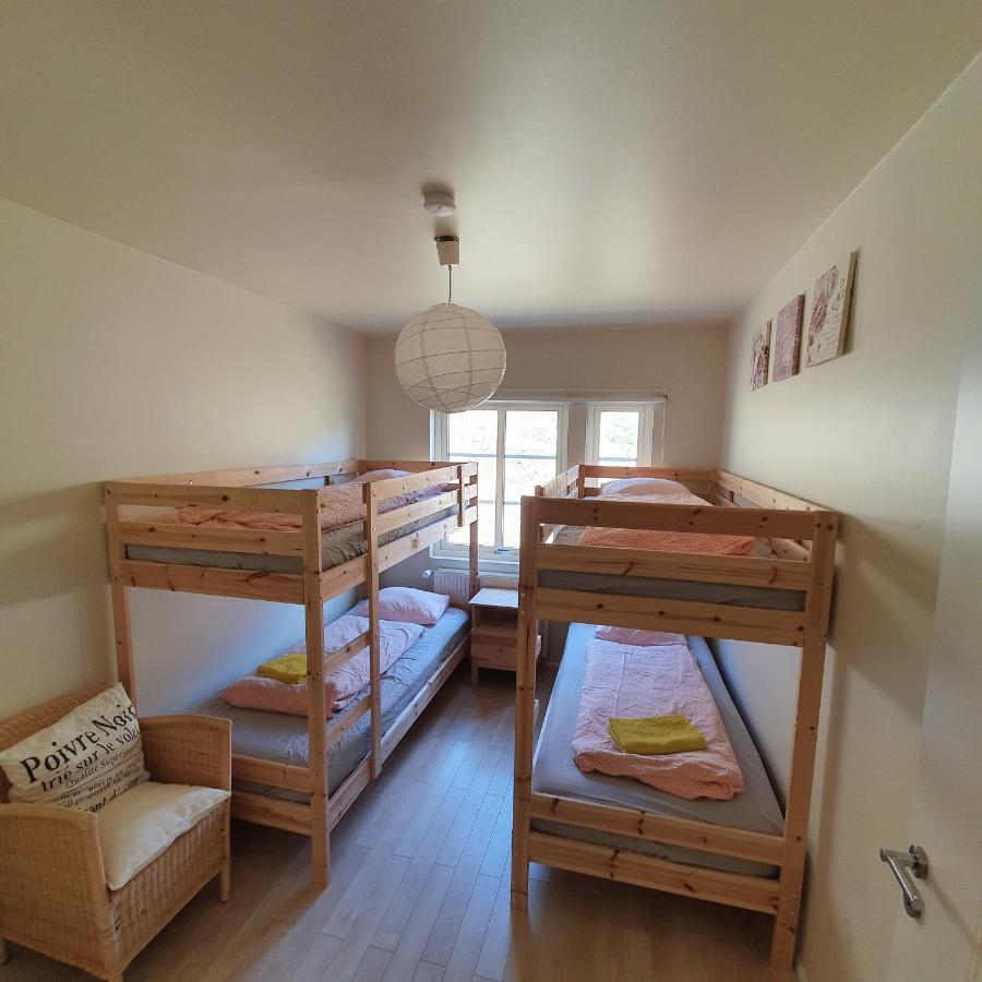 Hvammur 2 Guesthouse Red House ブリョンドゥオース エクステリア 写真