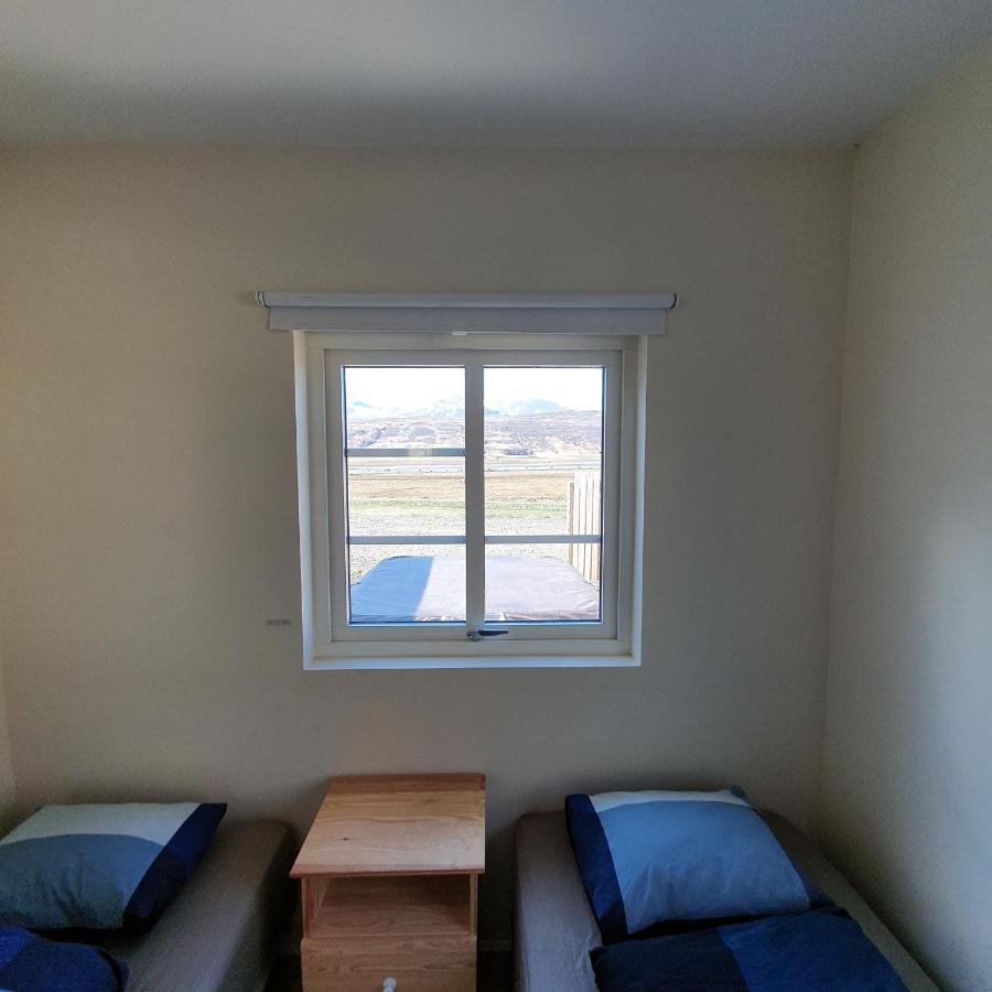 Hvammur 2 Guesthouse Red House ブリョンドゥオース エクステリア 写真