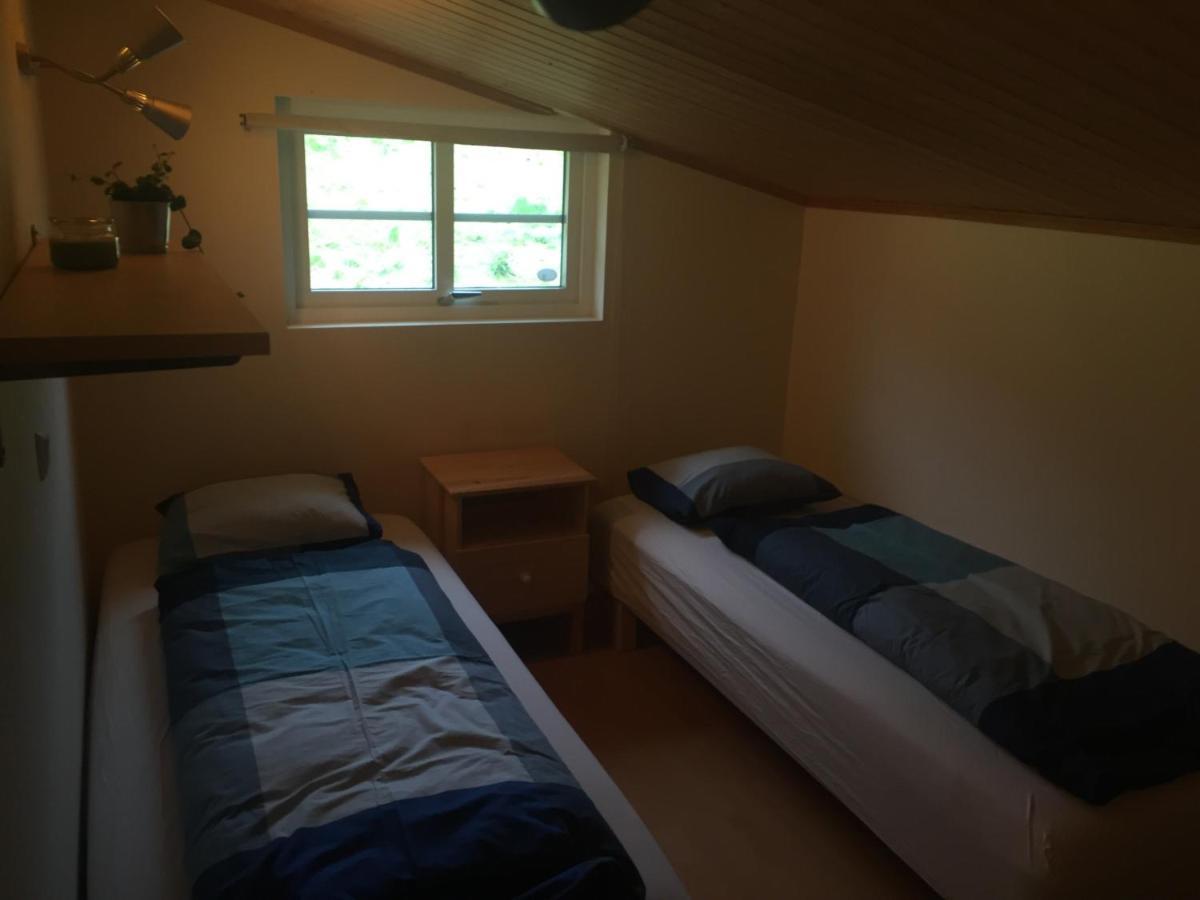 Hvammur 2 Guesthouse Red House ブリョンドゥオース エクステリア 写真